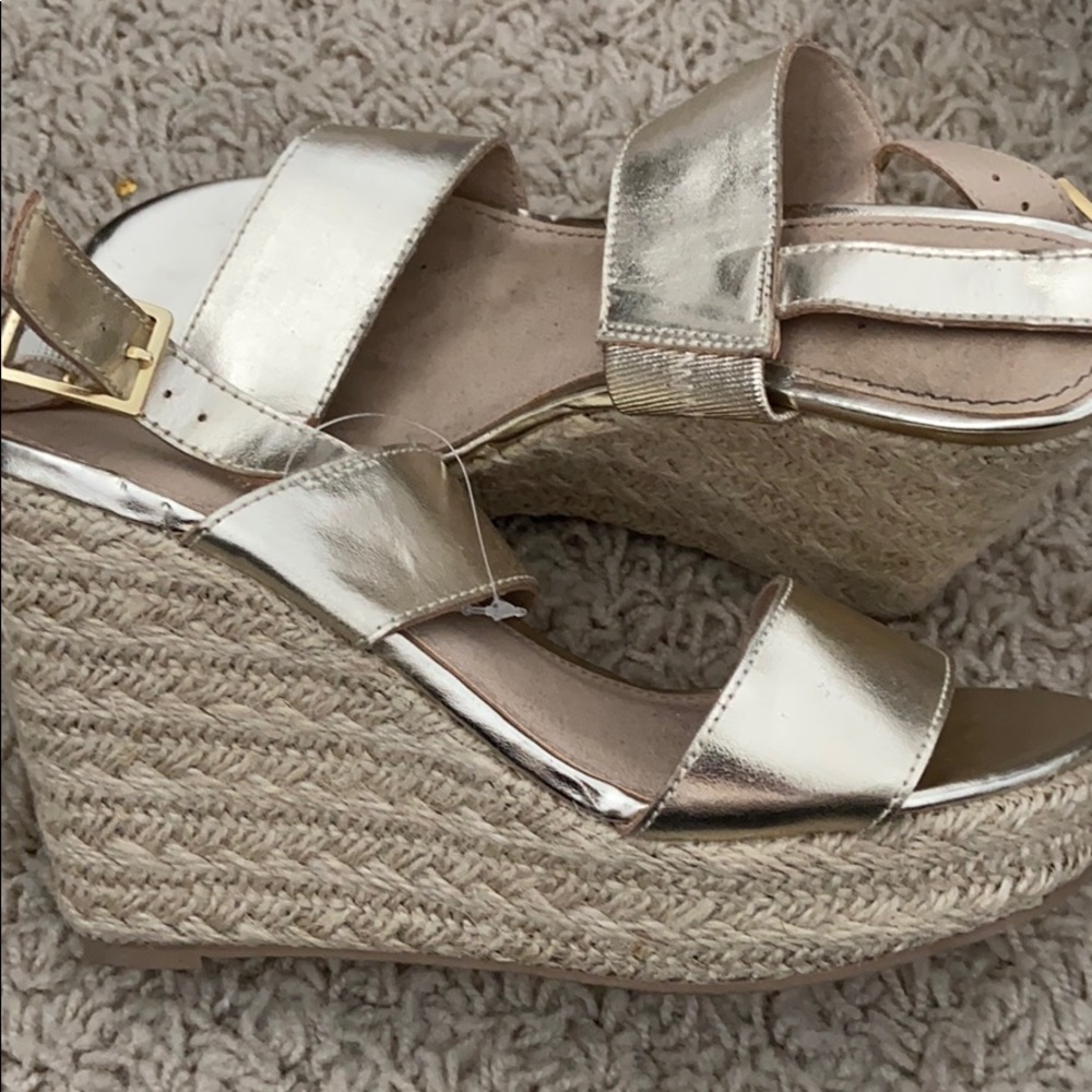 NWOT - gold wedges